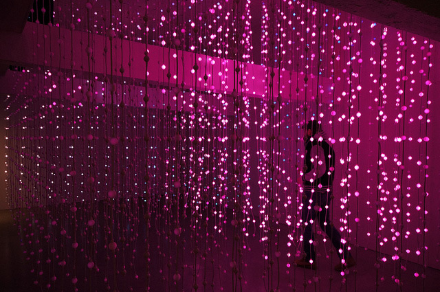 Submergence: An Immersive Field of 8,064 Suspended Lights by Squidsoup multiples light installation
